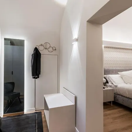 The Rent - Atmosphere And Romance: One-bedroom Just Steps From The Colosseum