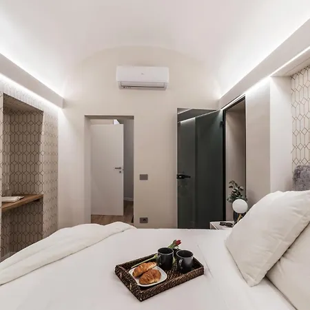 The Rent - Atmosphere And Romance: One-bedroom Just Steps From The Colosseum