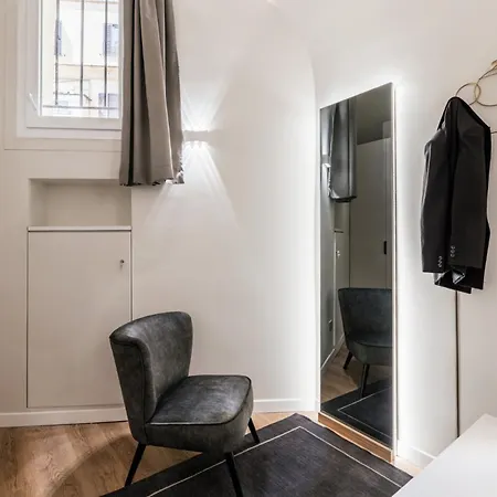 The Rent - Atmosphere And Romance: One-bedroom Just Steps From The Colosseum