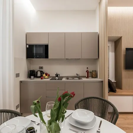 The Rent - Atmosphere And Romance: One-bedroom Just Steps From The Colosseum