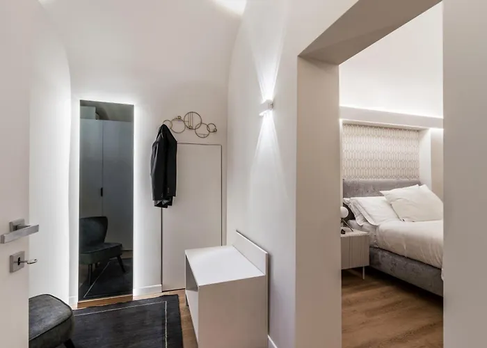 The Rent - Atmosphere And Romance: One-bedroom Just Steps From The Colosseum
