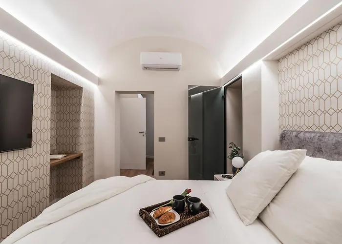 The Rent - Atmosphere And Romance: One-bedroom Just Steps From The Colosseum